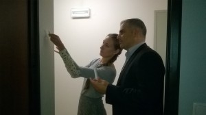 Eliza pone una mezuzá en la puerta de su casa junto con el Rabino Avi Baumol, emisario de Shavei en Cracovia